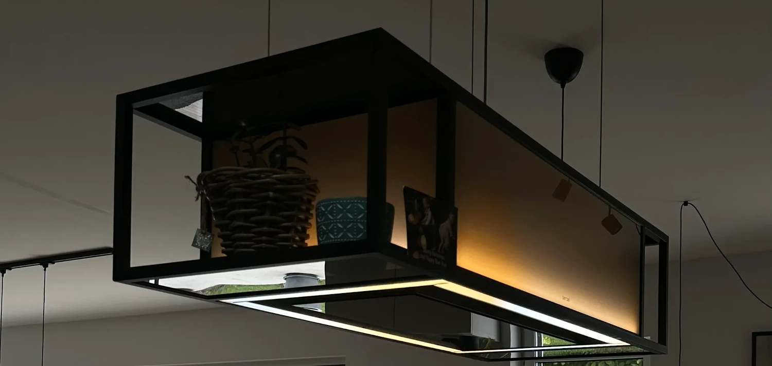 Beleuchtete Dunstabzugshaube als Beispiel für ein Lichtkonzept in der Küche